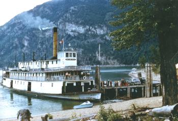 Eightsm.jpg - 8844 Bytes the stern wheeler 'Bonnington' under construction at Nakusp