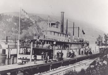 Fivesm.jpg - 11326 Bytes the stern wheeler 'Rossland' at Robson West